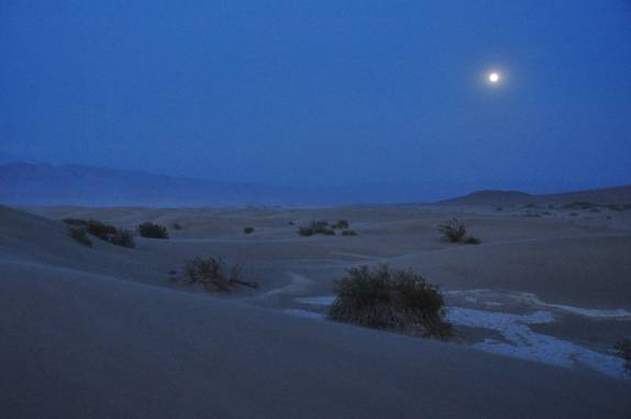 Belíssimo luar sobre as dunas de 'Mesquite Dunes', no Death Valley National Park, na Califórinia - EUA